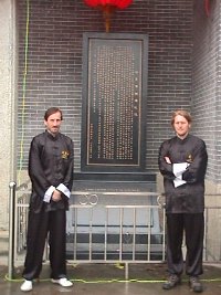 Nuestros profesores junto a la tablilla puesta el año 2001