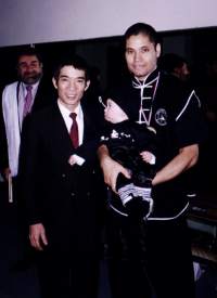 Padre e hijo junto a Master Chen