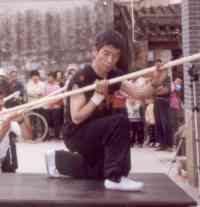 Master Chen demostrando técnicas con bastón
