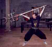 Prof. Raúl Toutin con el arma creada por Chan Heung
